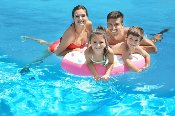 Familia en vacaciones en cabañas campestres en San Gil